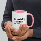Mug intérieur rose « le roi des vocaux ? for sure. », tenu dans les mains