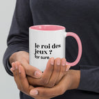 Mug intérieur rose « le roi des jeux ? for sure. », tenu dans les mains