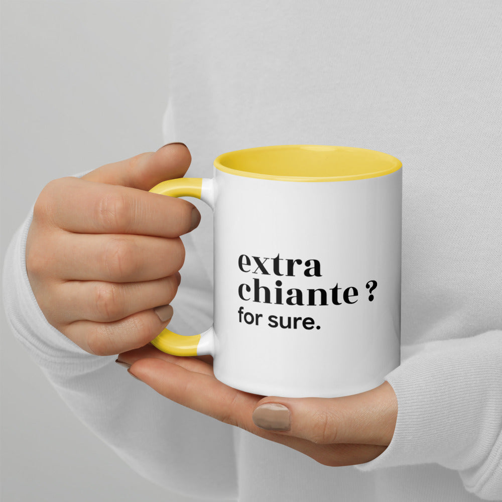 Mug intérieur jaune « extra chiante ? for sure. », tenu dans les mains