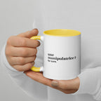 Mug intérieur jaune « une manipulatrice ? for sure. », tenu dans les mains