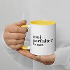Mug intérieur jaune « moi parfaite ? for sure. », tenu dans les mains