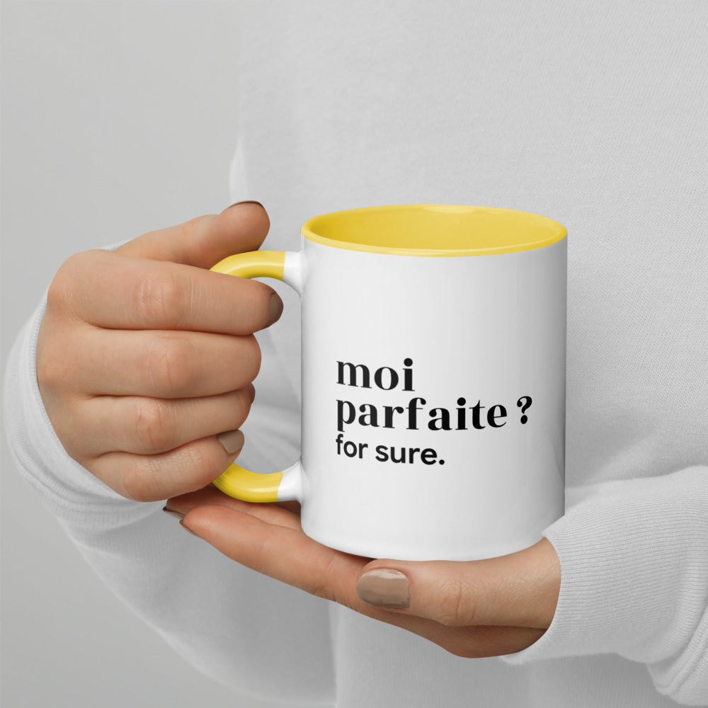 Mug intérieur jaune « moi parfaite ? for sure. », tenu dans les mains