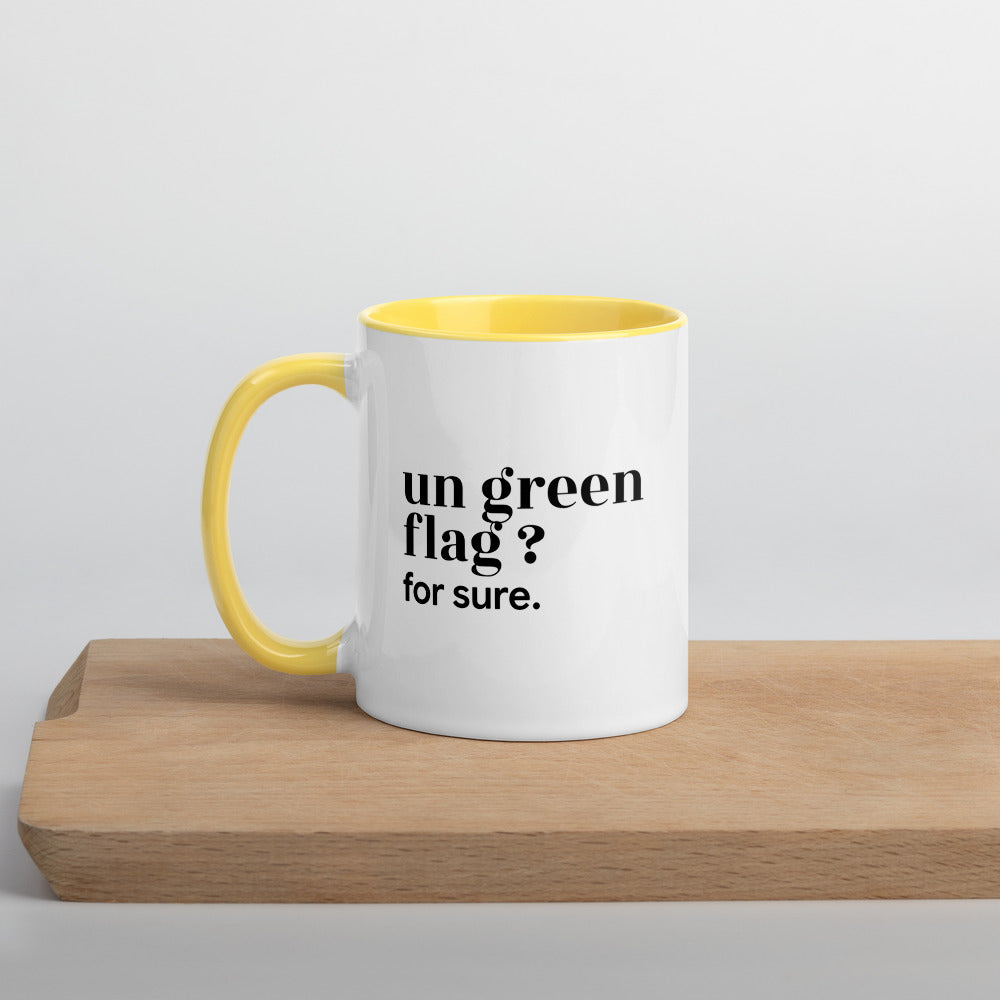 Mug intérieur jaune « un green flag ? for sure. », sur une planche en bois
