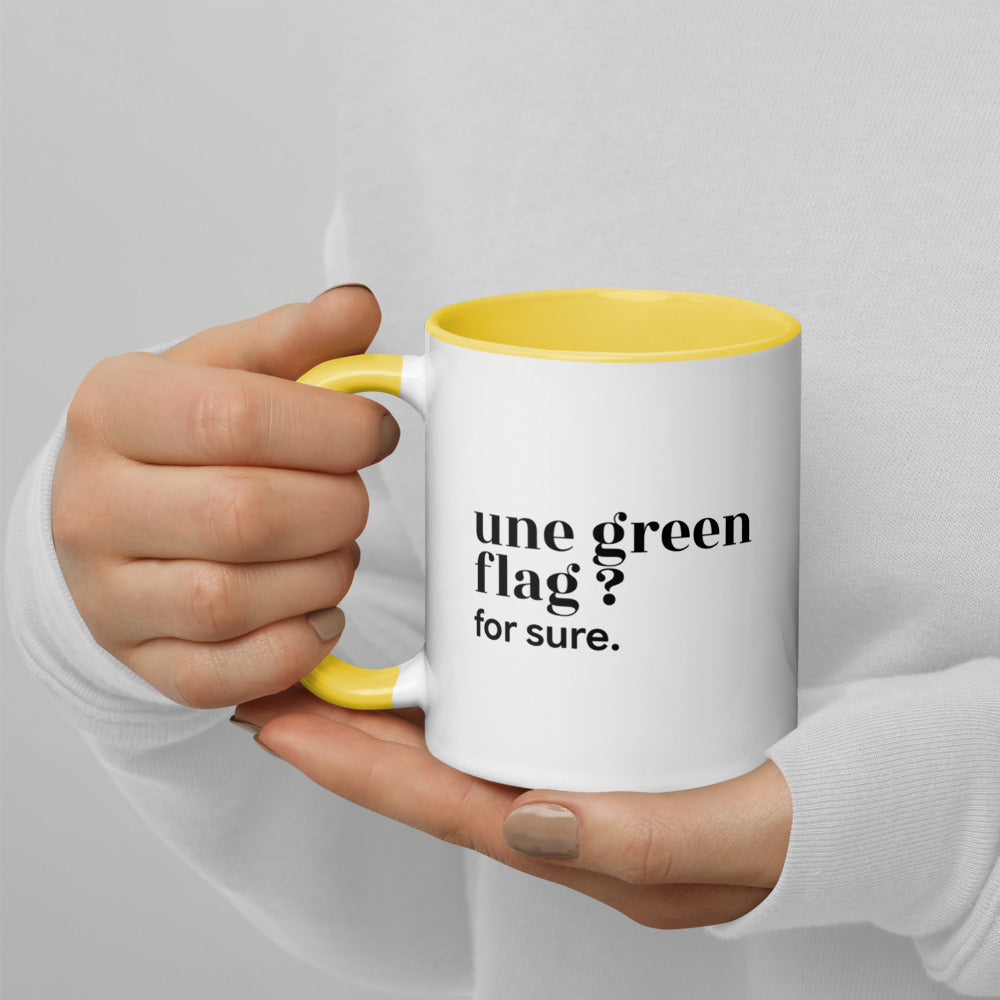 Mug intérieur jaune « une green flag ? for sure. », tenu dans les mains