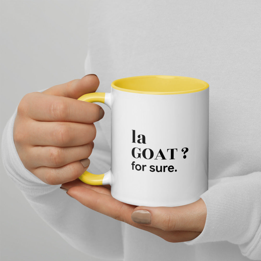 Mug intérieur jaune « la GOAT ? for sure. », tenu dans les mains