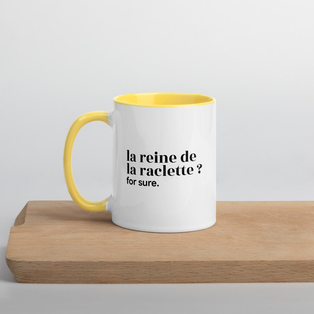 Mug intérieur jaune « la reine de la raclette ? for sure. », sur une planche en bois