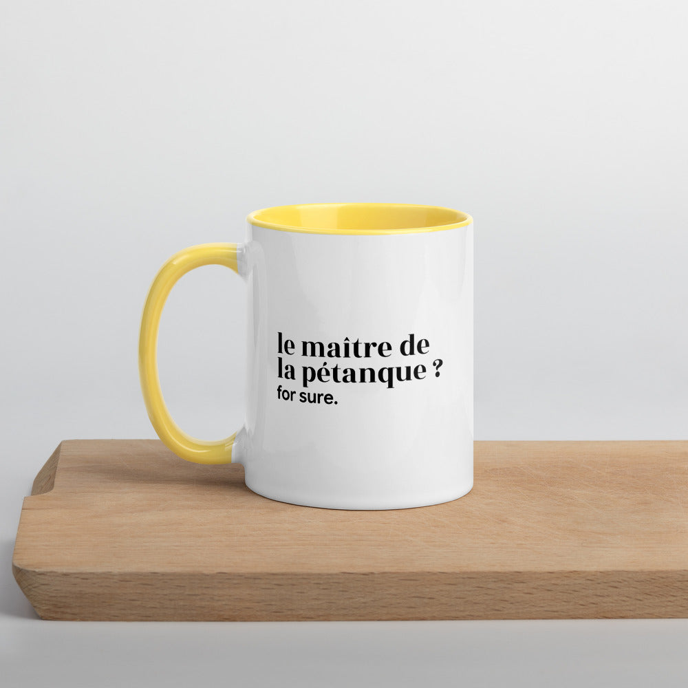 Mug intérieur jaune « le maître de la pétanque ? for sure. », sur une planche en bois