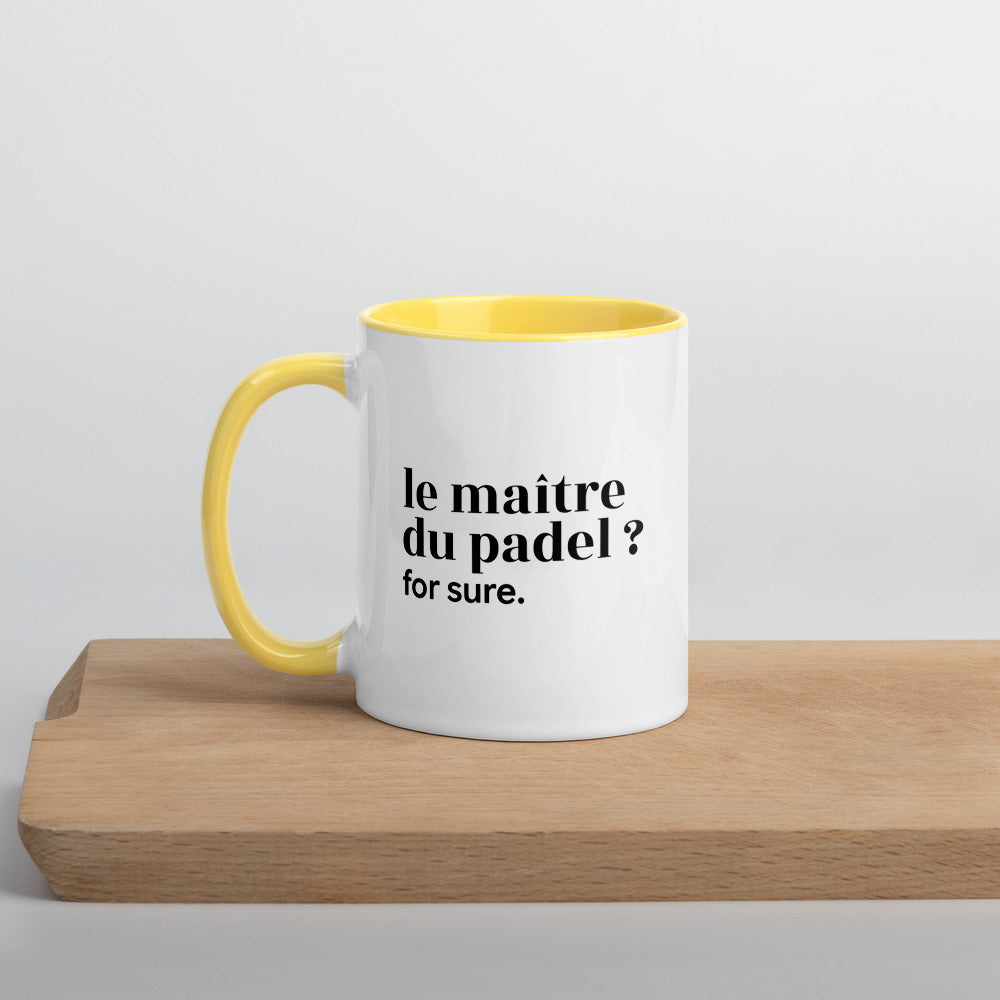 Mug intérieur jaune « le maître du padel ? for sure. », sur une planche en bois