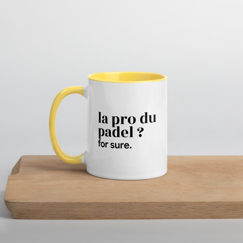 Mug intérieur jaune « la pro du padel ? for sure. », sur une planche en bois