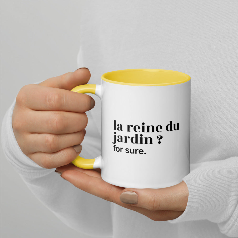 Mug intérieur jaune « la reine du jardin ? for sure. », tenu dans les mains