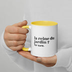 Mug intérieur jaune « la reine du jardin ? for sure. », tenu dans les mains