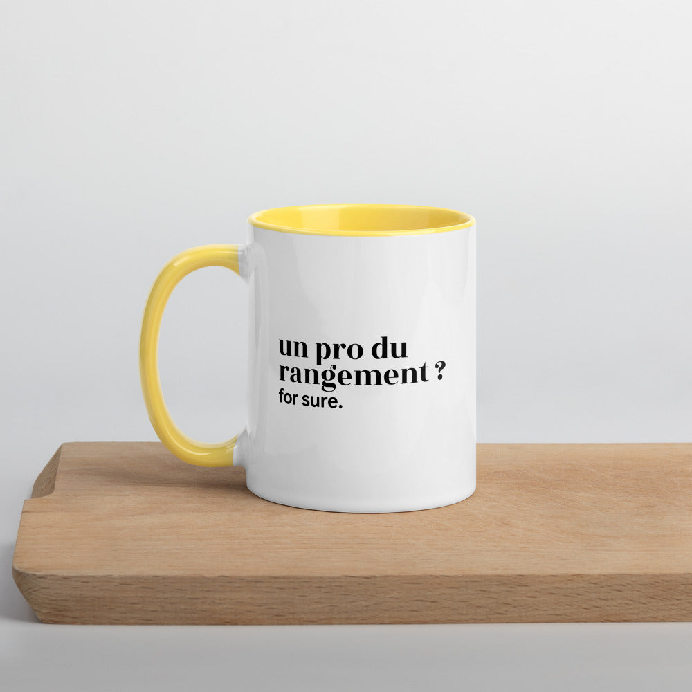 Mug intérieur jaune « un pro du rangement ? for sure. », sur une planche en bois