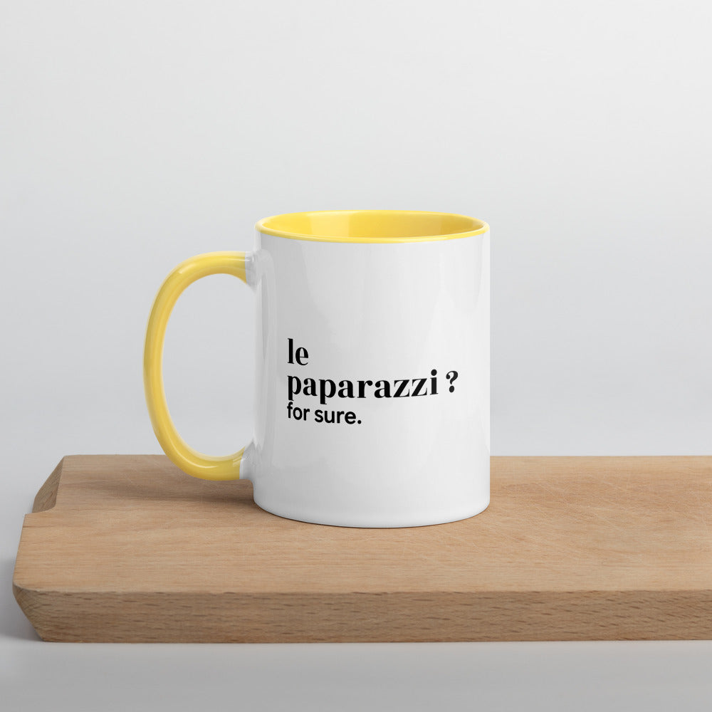 Mug intérieur jaune « le paparazzi ? for sure. », sur une planche en bois