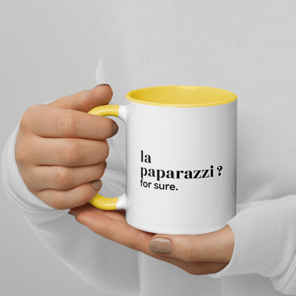 Mug intérieur jaune « la paparazzi ? for sure. », tenu dans les mains
