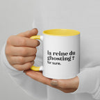 Mug intérieur jaune « la reine du ghosting ? for sure. », tenu dans les mains