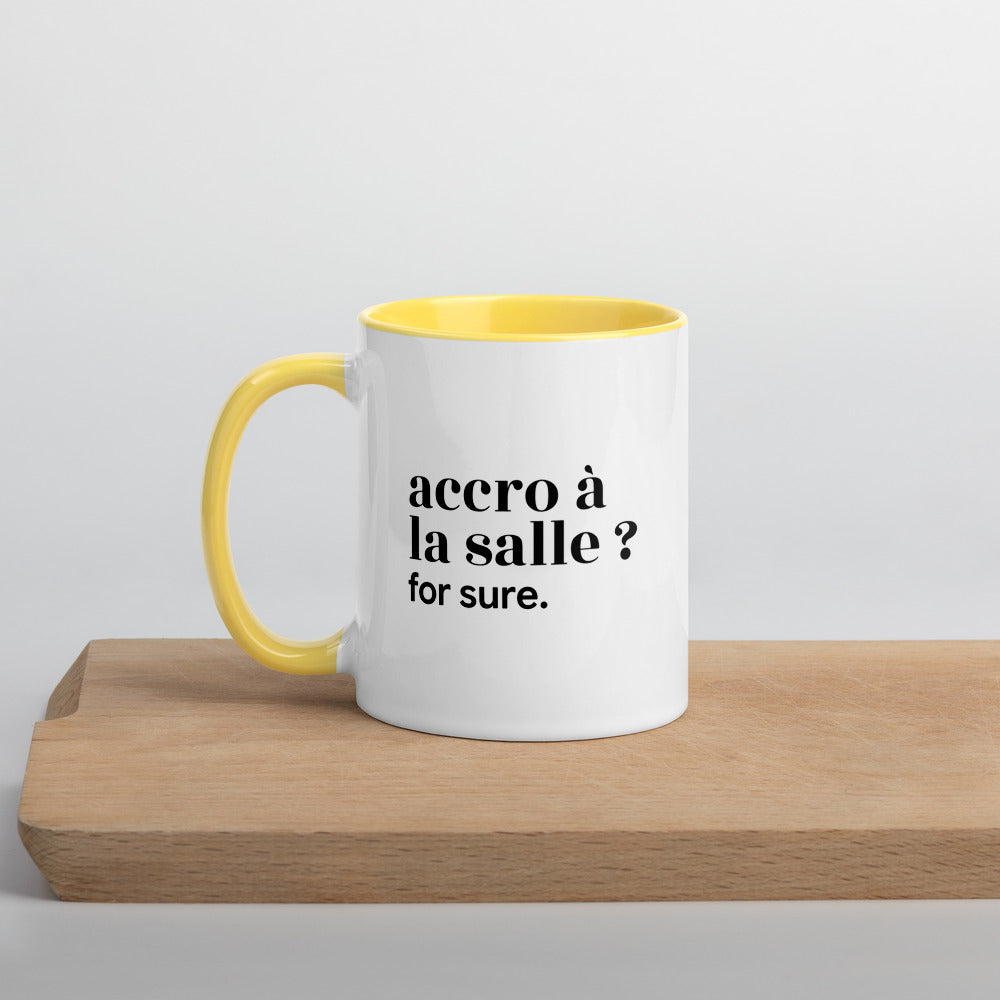 Mug intérieur jaune « accro à la salle ? for sure. », sur une planche en bois