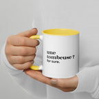 Mug intérieur jaune « une tombeuse ? for sure. », tenu dans les mains