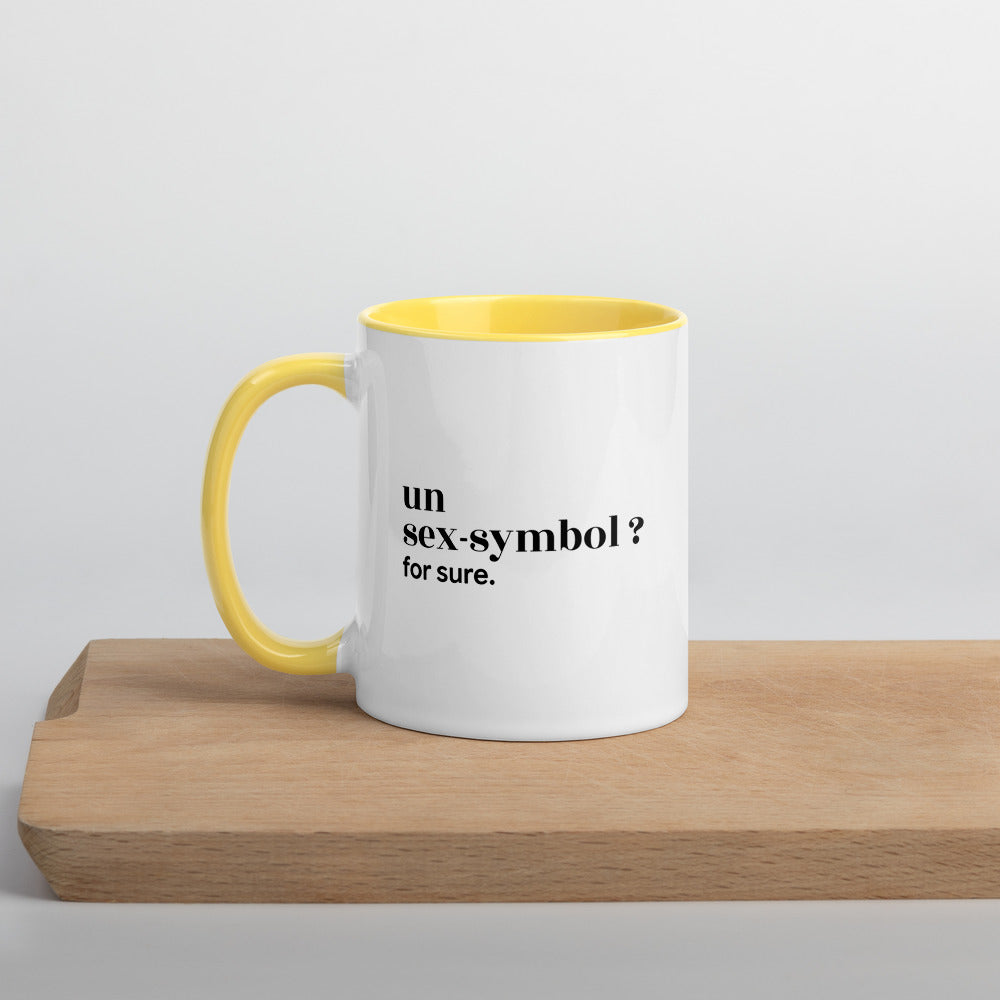 Mug intérieur jaune « un sex-symbol ? for sure. », sur une planche en bois