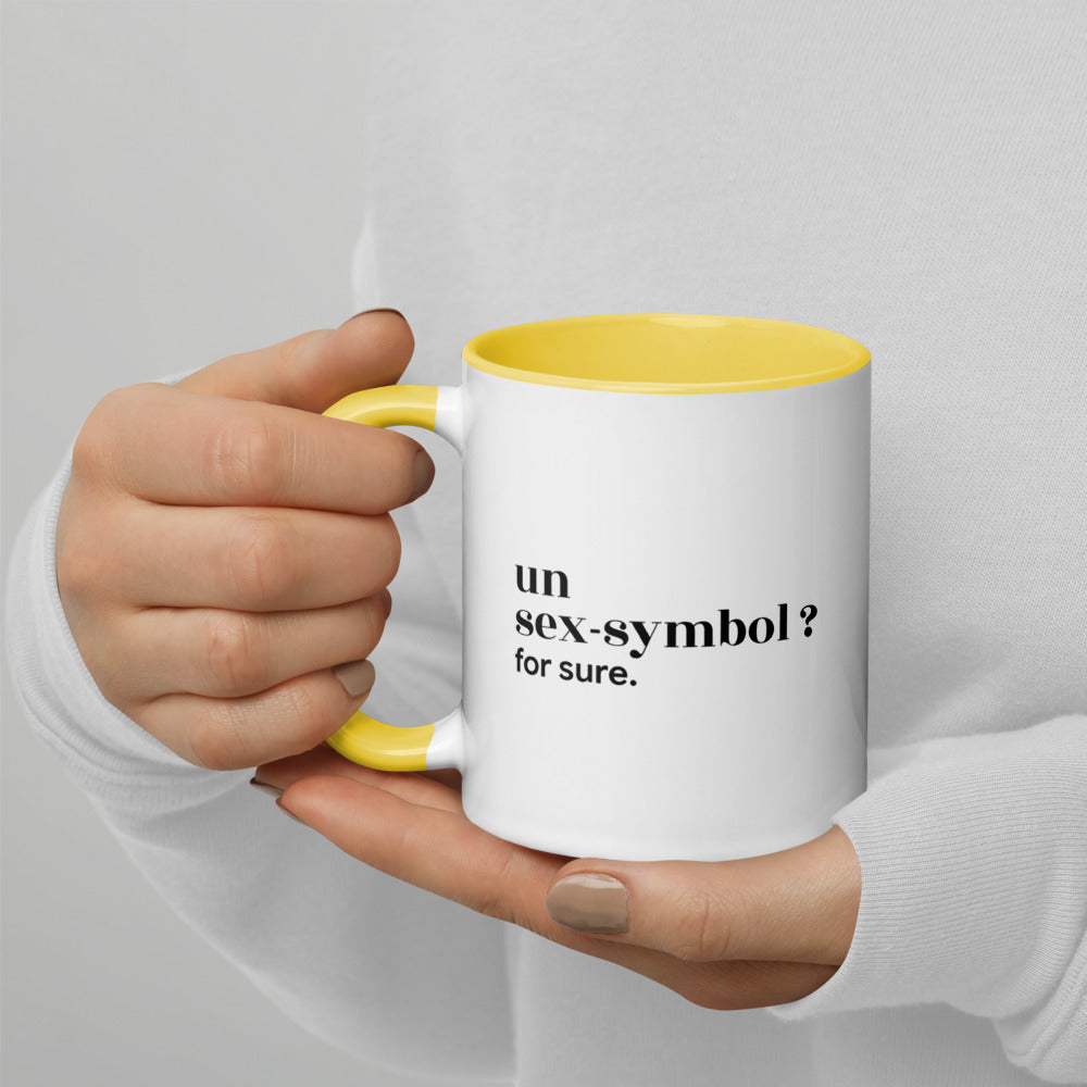 Mug intérieur jaune « un sex-symbol ? for sure. », tenu dans les mains