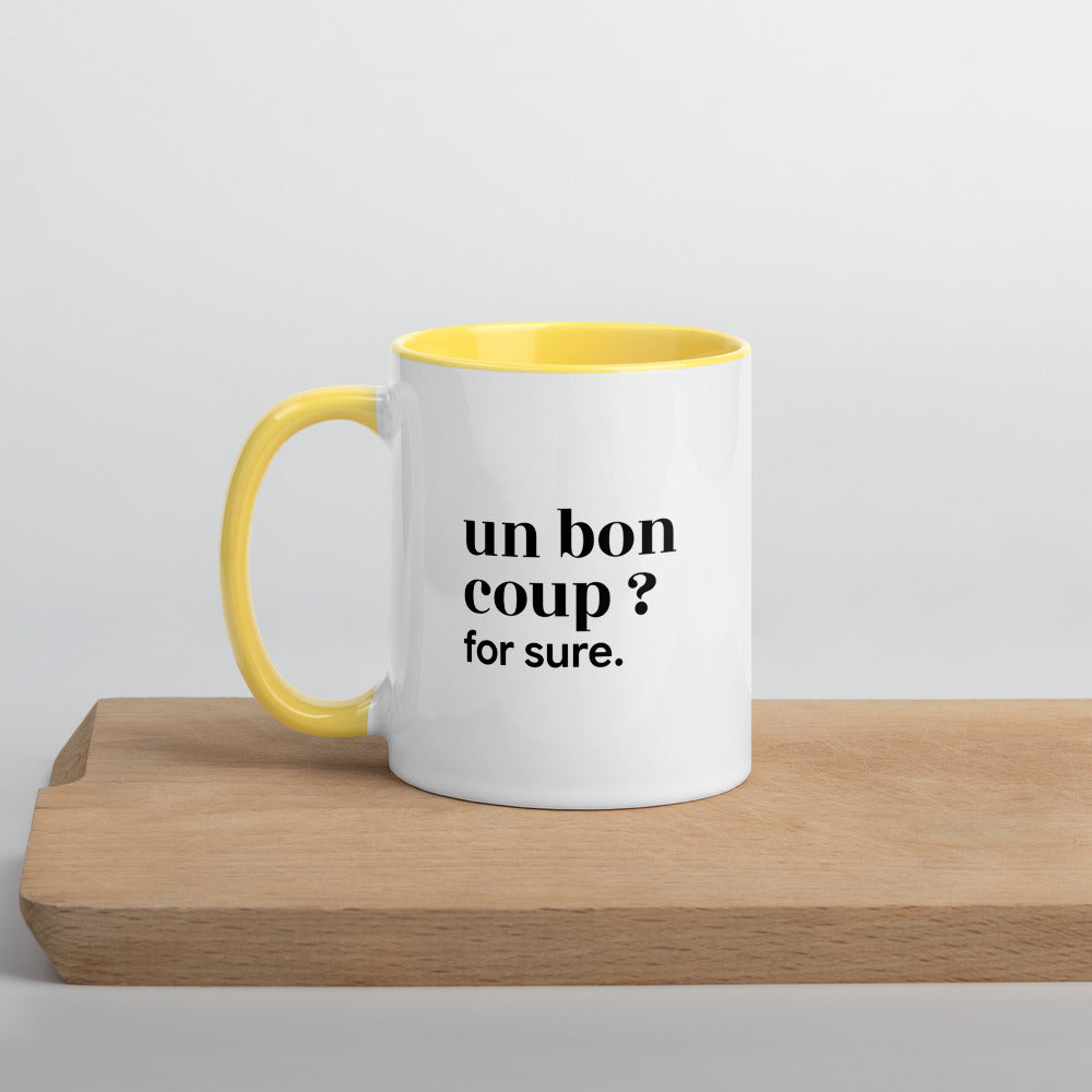 Mug intérieur jaune « un bon coup ? for sure. », sur une planche en bois