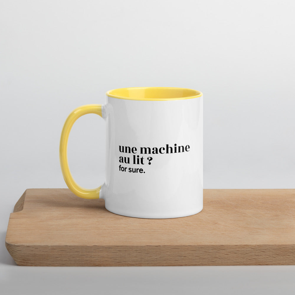 Mug intérieur jaune « une machine au lit ? for sure. », sur une planche en bois