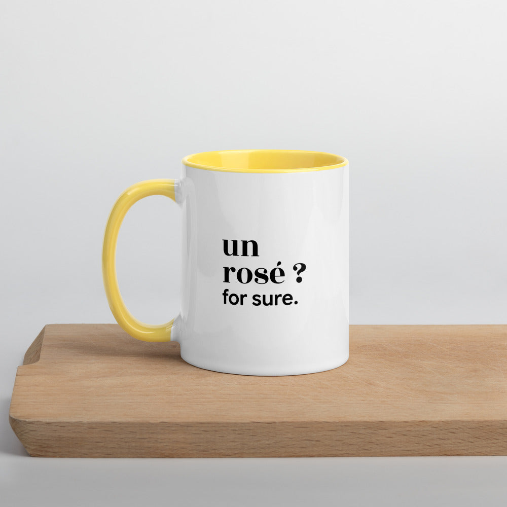 Mug intérieur jaune « un rosé ? for sure. », sur une planche en bois