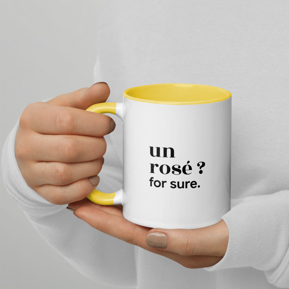 Mug intérieur jaune « un rosé ? for sure. », tenu dans les mains