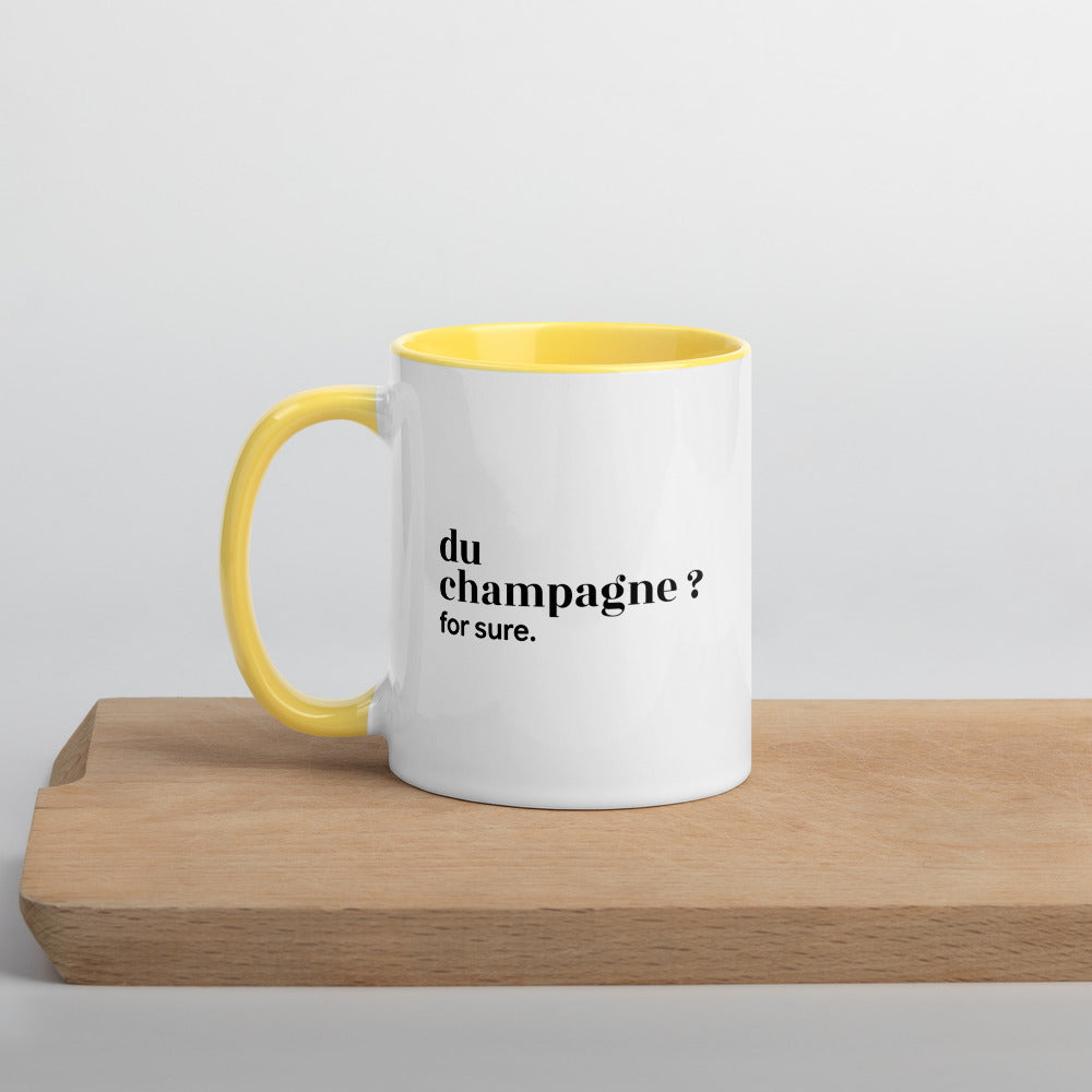 Mug intérieur jaune « du champagne ? for sure. », sur une planche en bois
