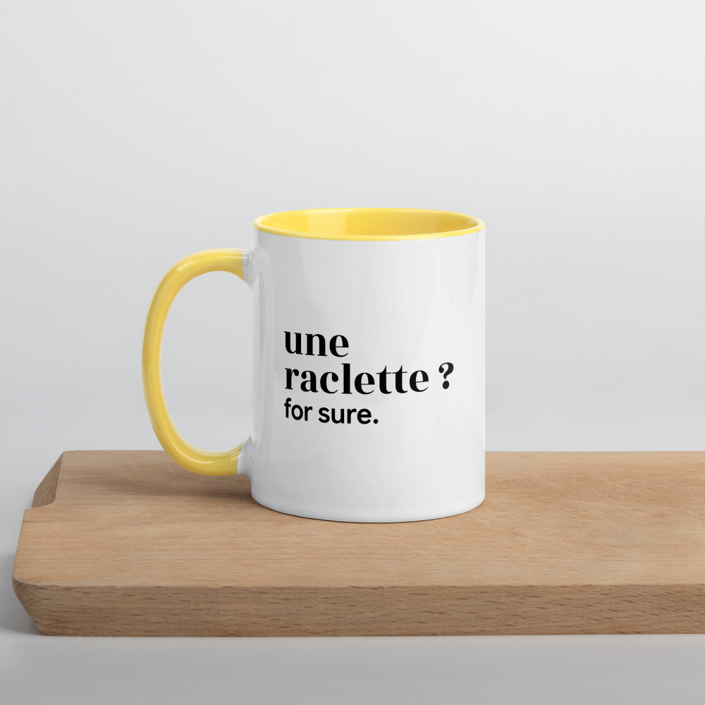 Mug intérieur jaune « une raclette ? for sure. », sur une planche en bois