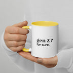 Mug intérieur jaune « gen Z ? for sure. », tenu dans les mains