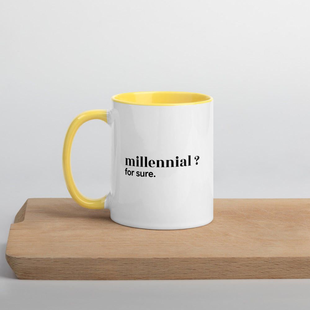 Mug intérieur jaune « millennial ? for sure. », sur une planche en bois