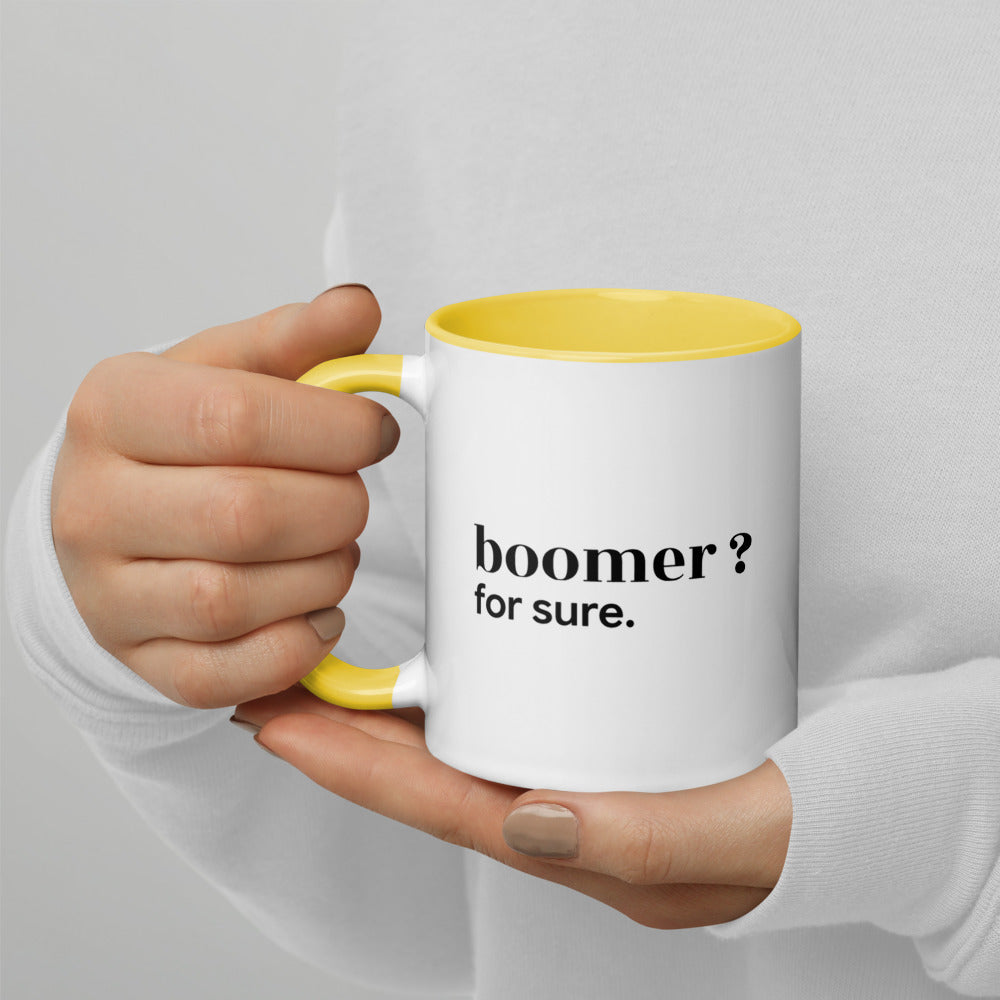 Mug intérieur jaune « boomer ? for sure. », tenu dans les mains