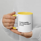 Mug intérieur jaune « team pain au chocolat ? for sure. », tenu dans les mains