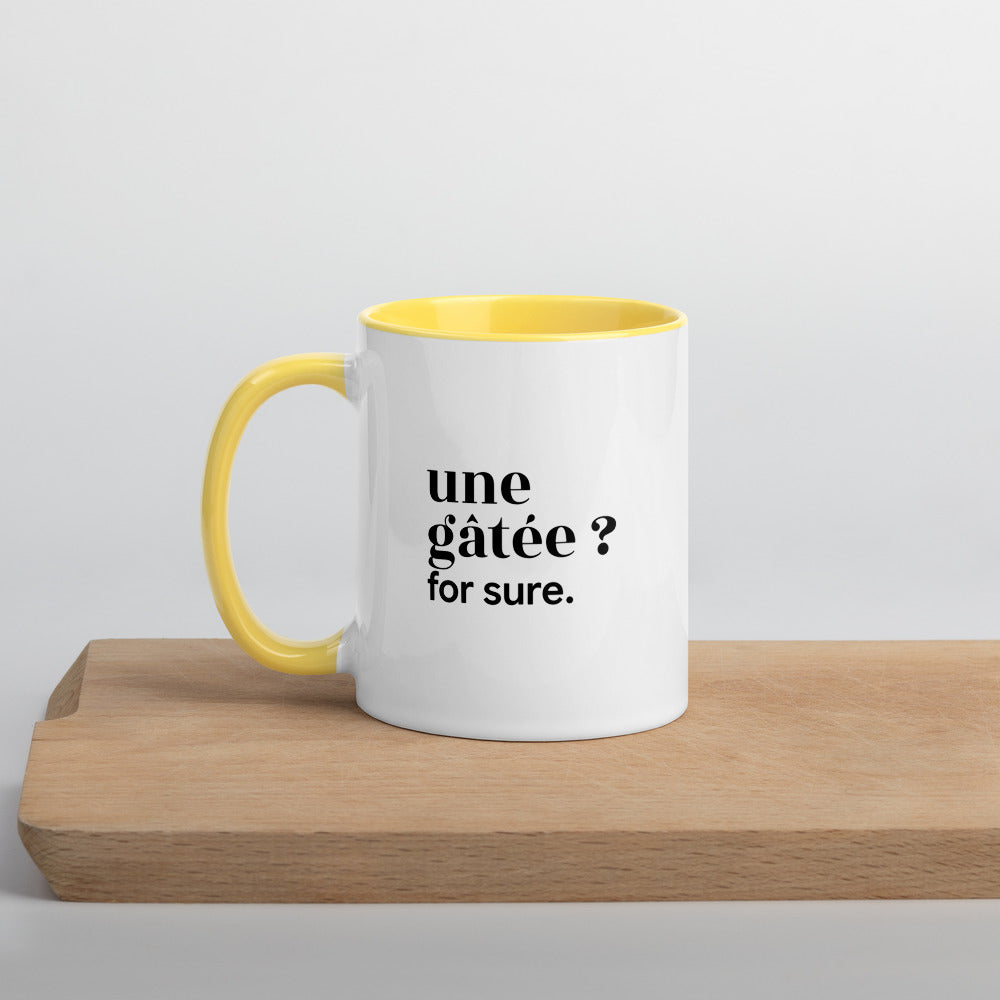 Mug intérieur jaune « une gâtée ? for sure. », sur une planche en bois