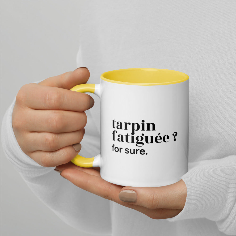 Mug intérieur jaune « tarpin fatiguée ? for sure. », tenu dans les mains