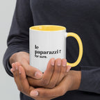 Mug intérieur jaune « le paparazzi ? for sure. », tenu dans les mains