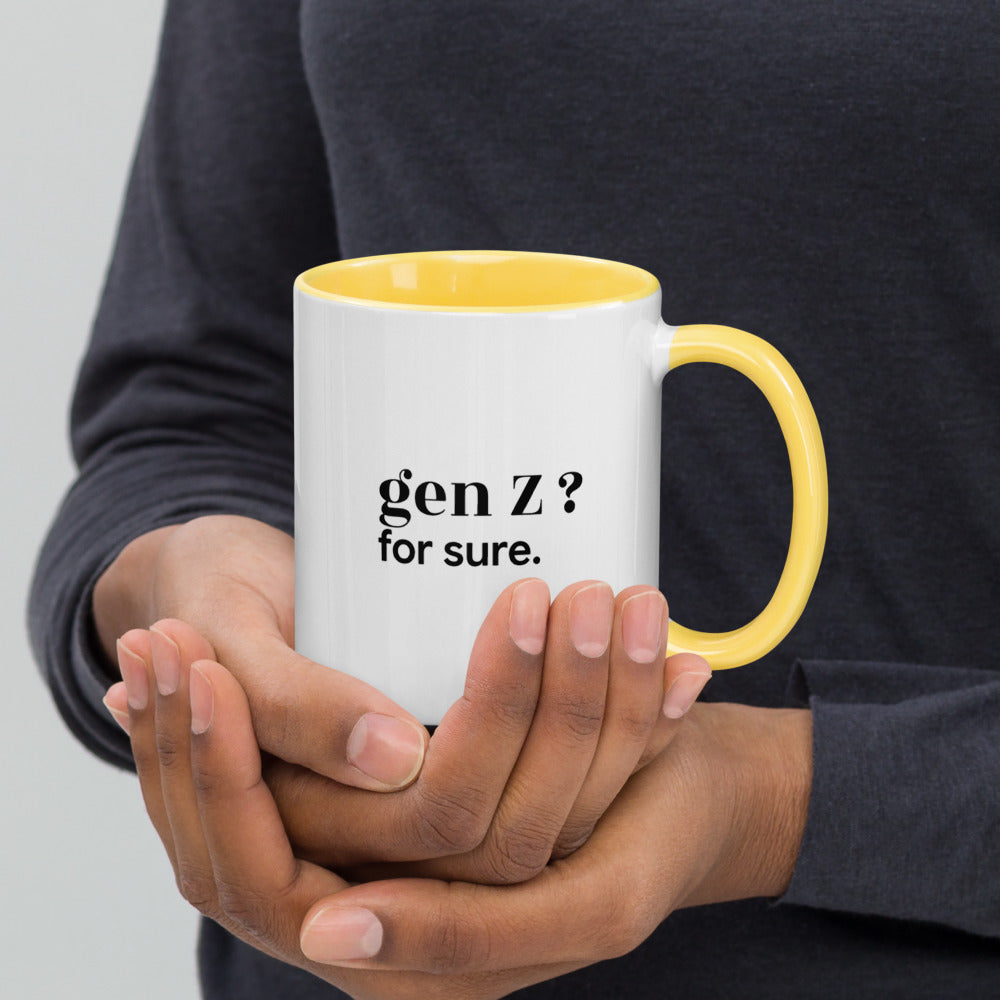 Mug intérieur jaune « gen Z ? for sure. », tenu dans les mains