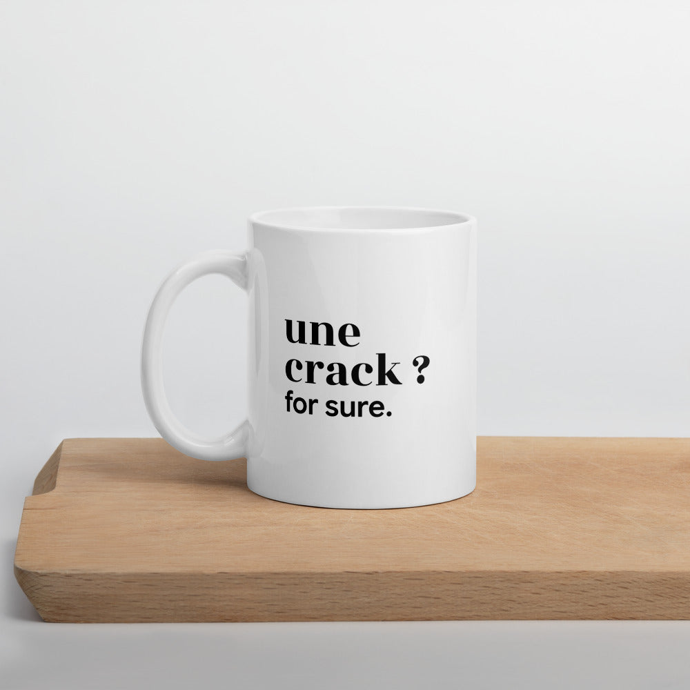 Mug blanc « une crack ? for sure. », sur une planche en bois