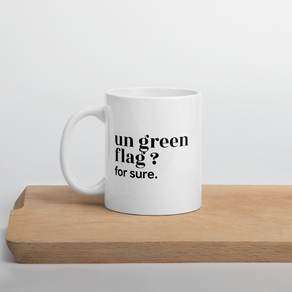 Mug blanc « un green flag ? for sure. », sur une planche en bois