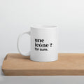 Mug blanc « une icône ? for sure. », sur une planche en bois