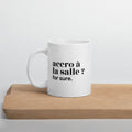 Mug blanc « accro à la salle ? for sure. », sur une planche en bois