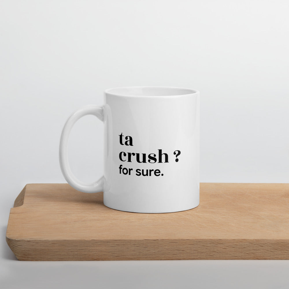 Mug blanc « ta crush ? for sure. », sur une planche en bois