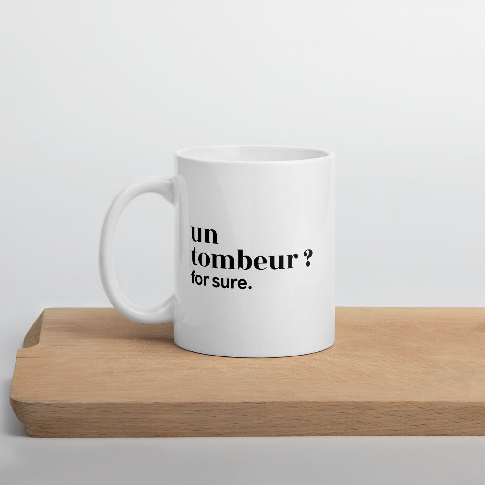 Mug blanc « un tombeur ? for sure. », sur une planche en bois