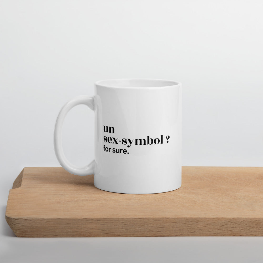 Mug blanc « un sex-symbol ? for sure. », sur une planche en bois