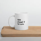 Mug blanc « un rosé ? for sure. », sur une planche en bois
