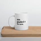 Mug blanc « un padel ? for sure. », sur une planche en bois