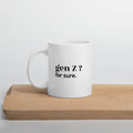 Mug blanc « gen Z ? for sure. », sur une planche en bois