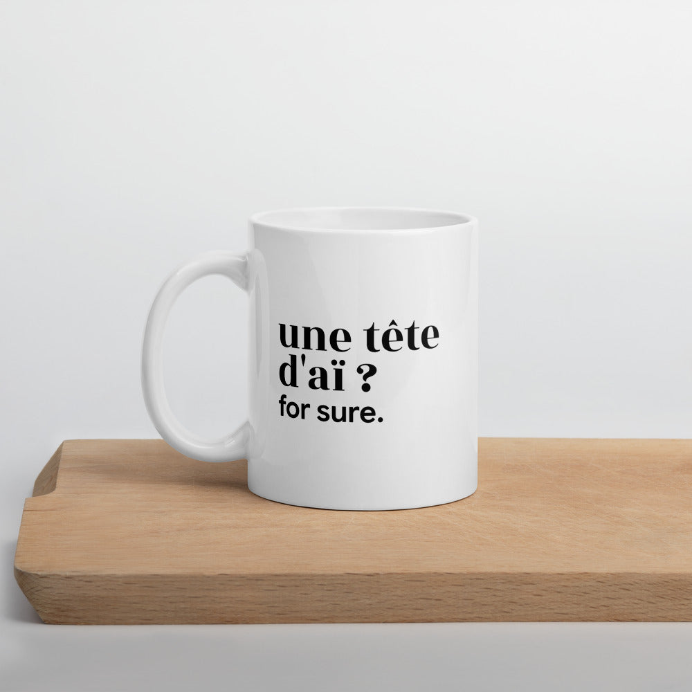 Mug blanc « une tête d'aï ? for sure. », sur une planche en bois