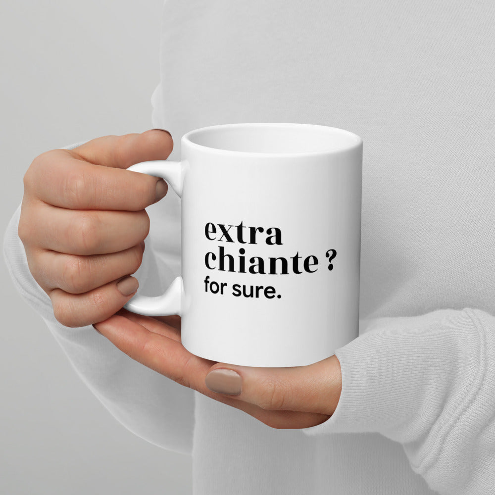 Mug blanc « extra chiante ? for sure. », tenu dans les mains