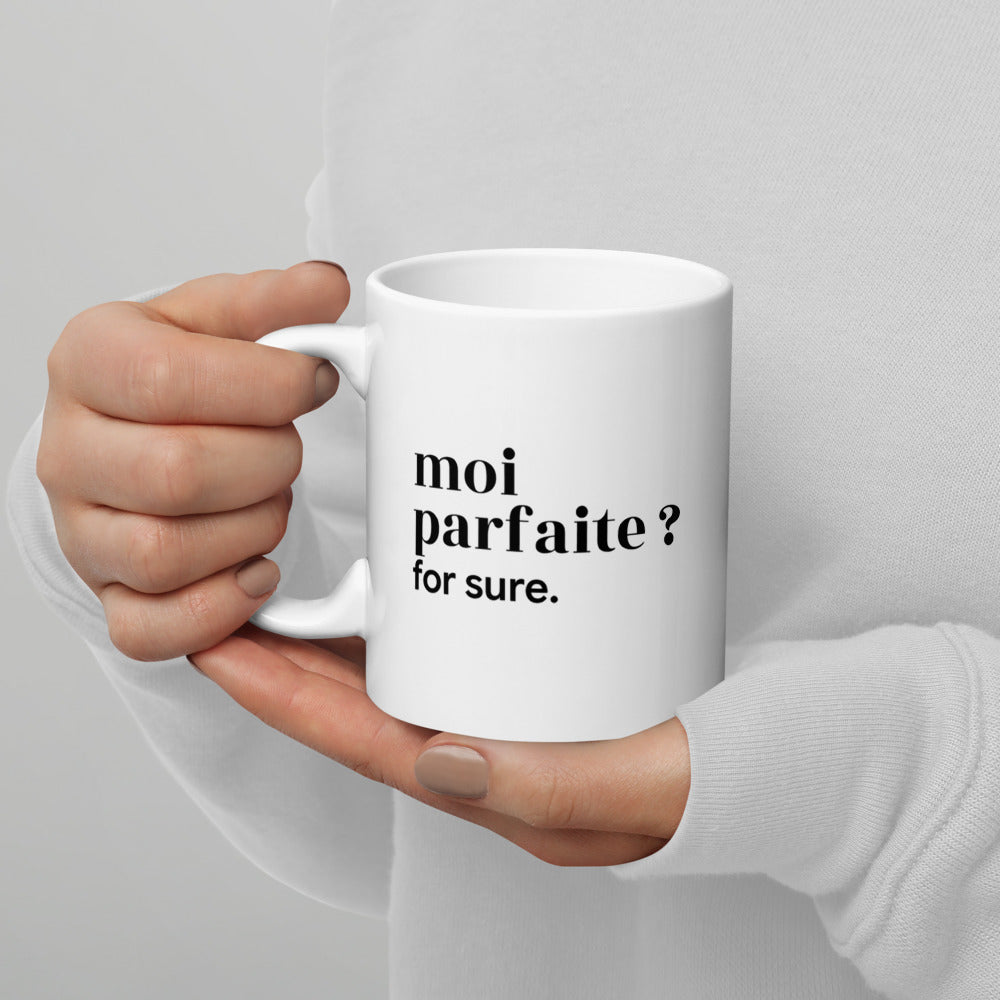 Mug blanc « moi parfaite ? for sure. », tenu dans les mains